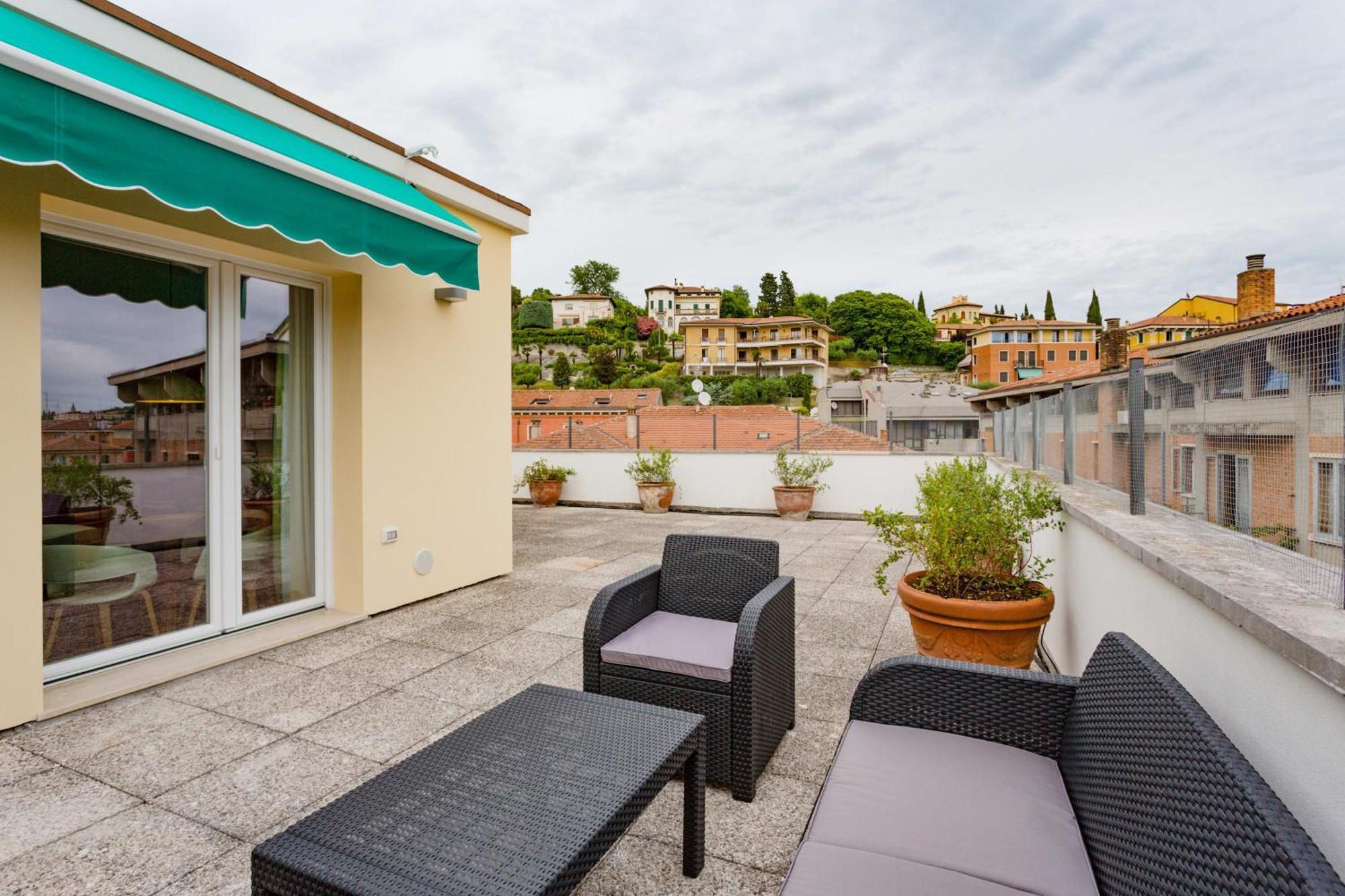 ヴェローナAmazing Flat With Big Terrace And Private Car Parkアパートメント エクステリア 写真